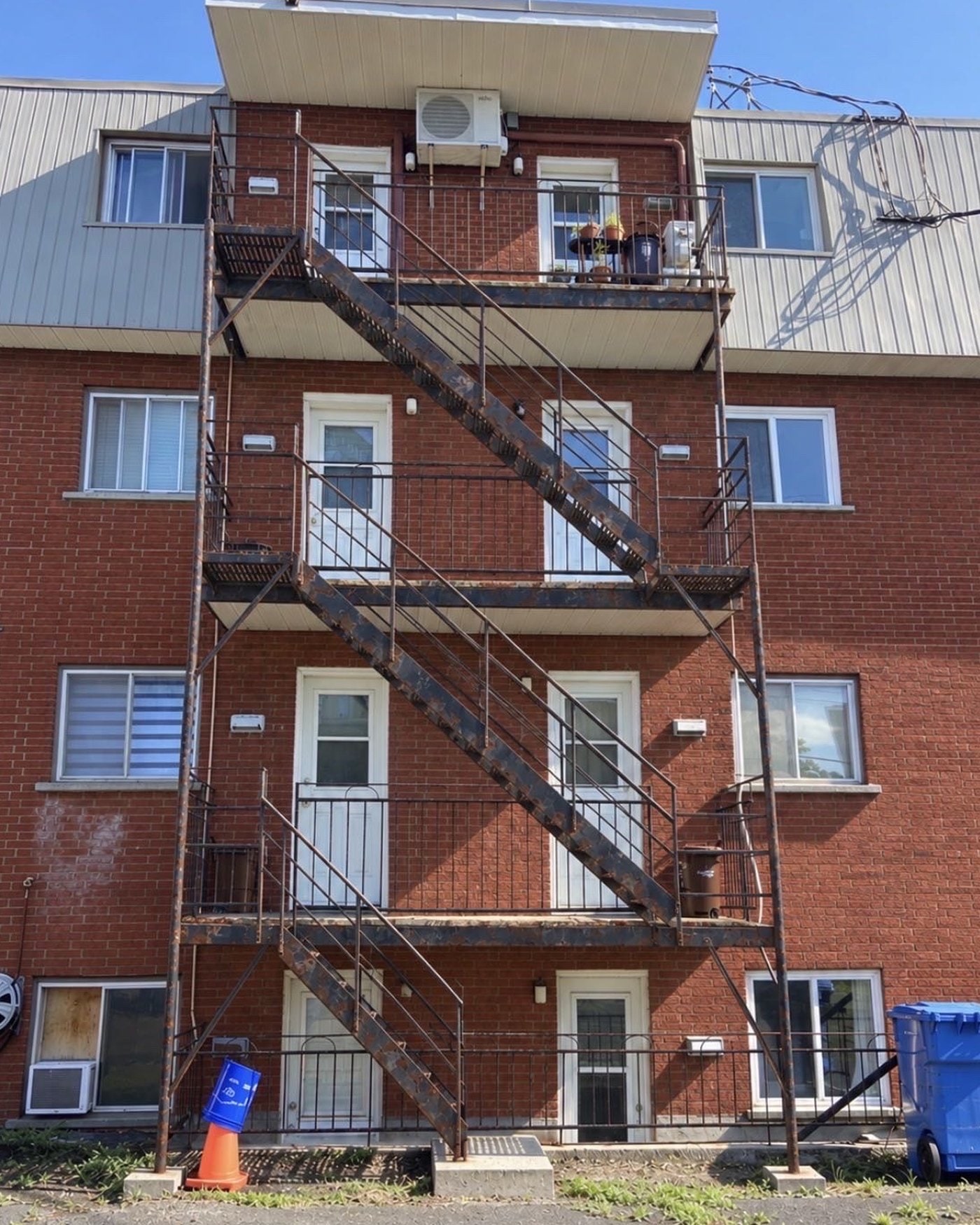 Escalier de secours en fer forgé rouillé, avant le décapage