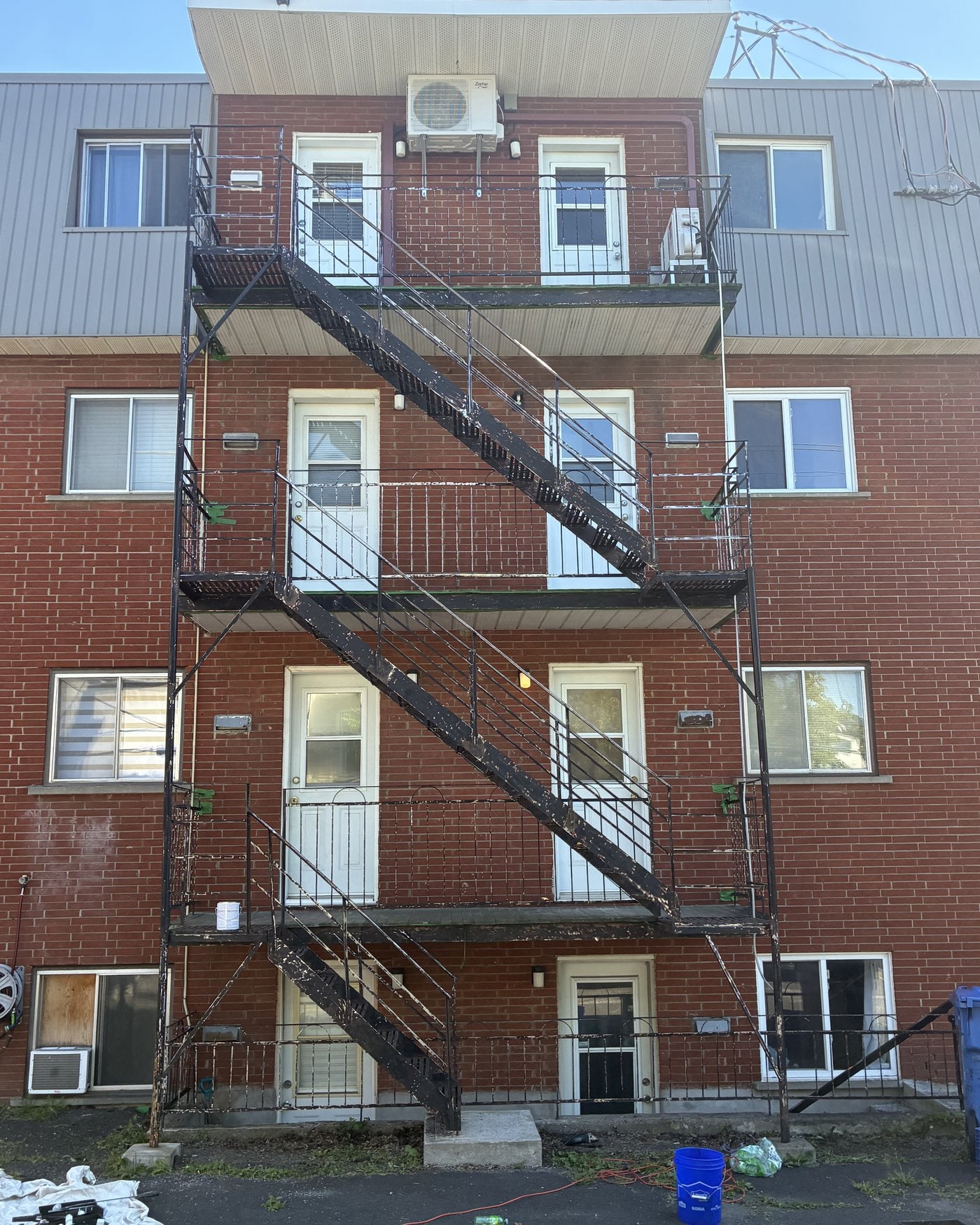 Escalier de secours décapé jusqu'au métal, prêt pour le nettoyage à l'acétone