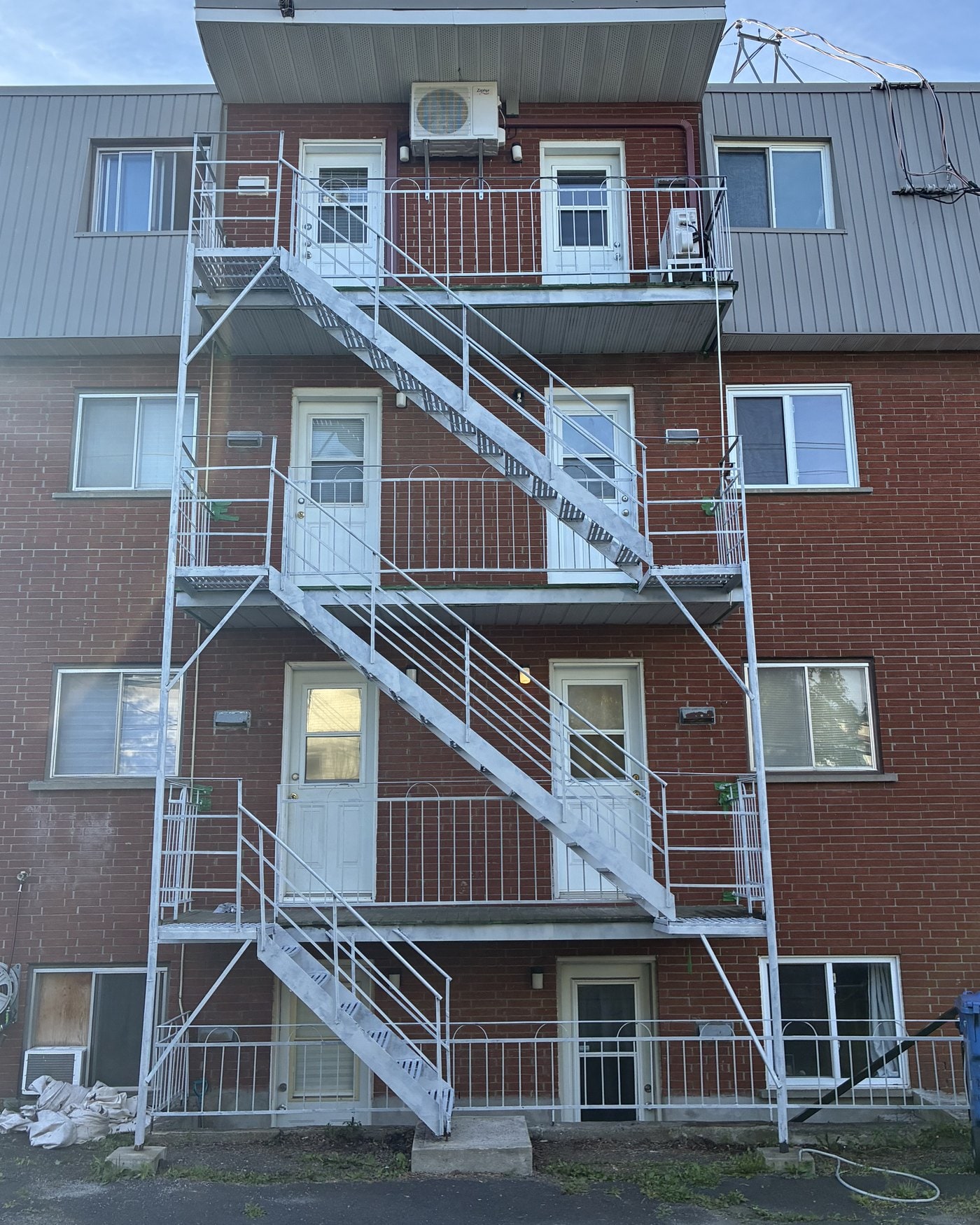 Escalier de secours entièrement couvert d'apprêt gris