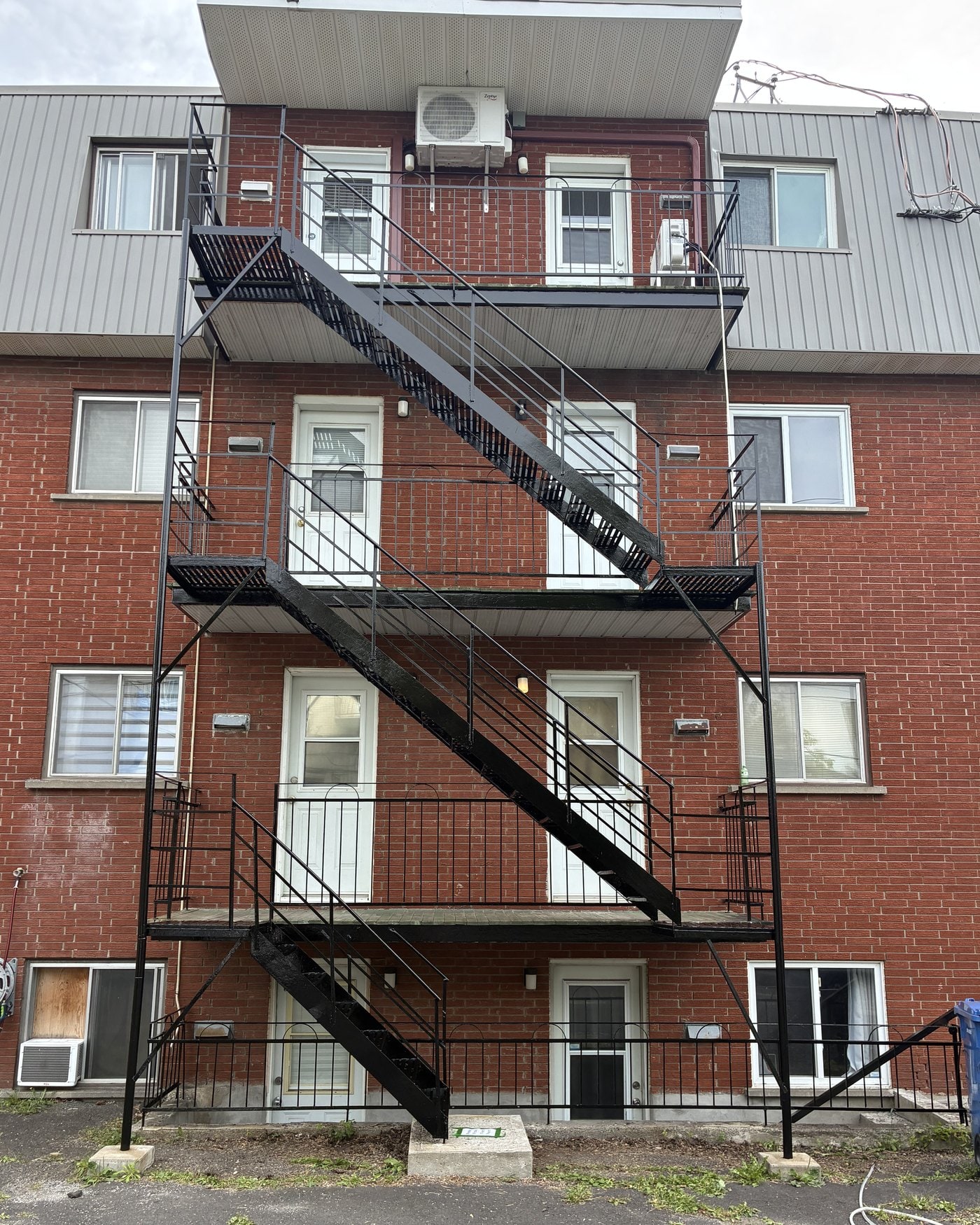 Escalier de secours repeint en noir avec une peinture industrielle