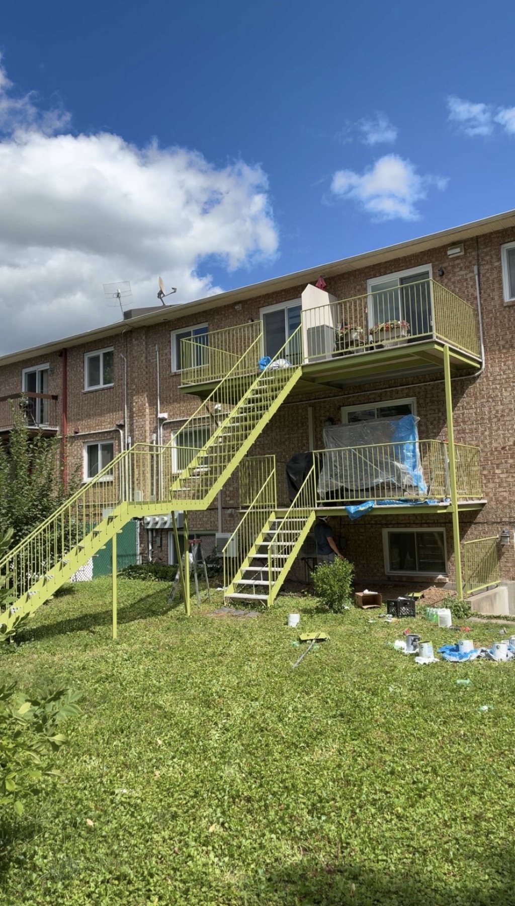 Escaliers et balcons en fer forgé sur trois étages, en cours de peinture
