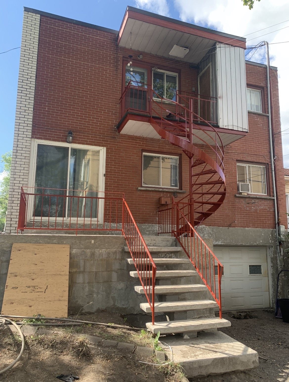 Escalier en colimaçon en fer forgé apprêté, en cours de travaux