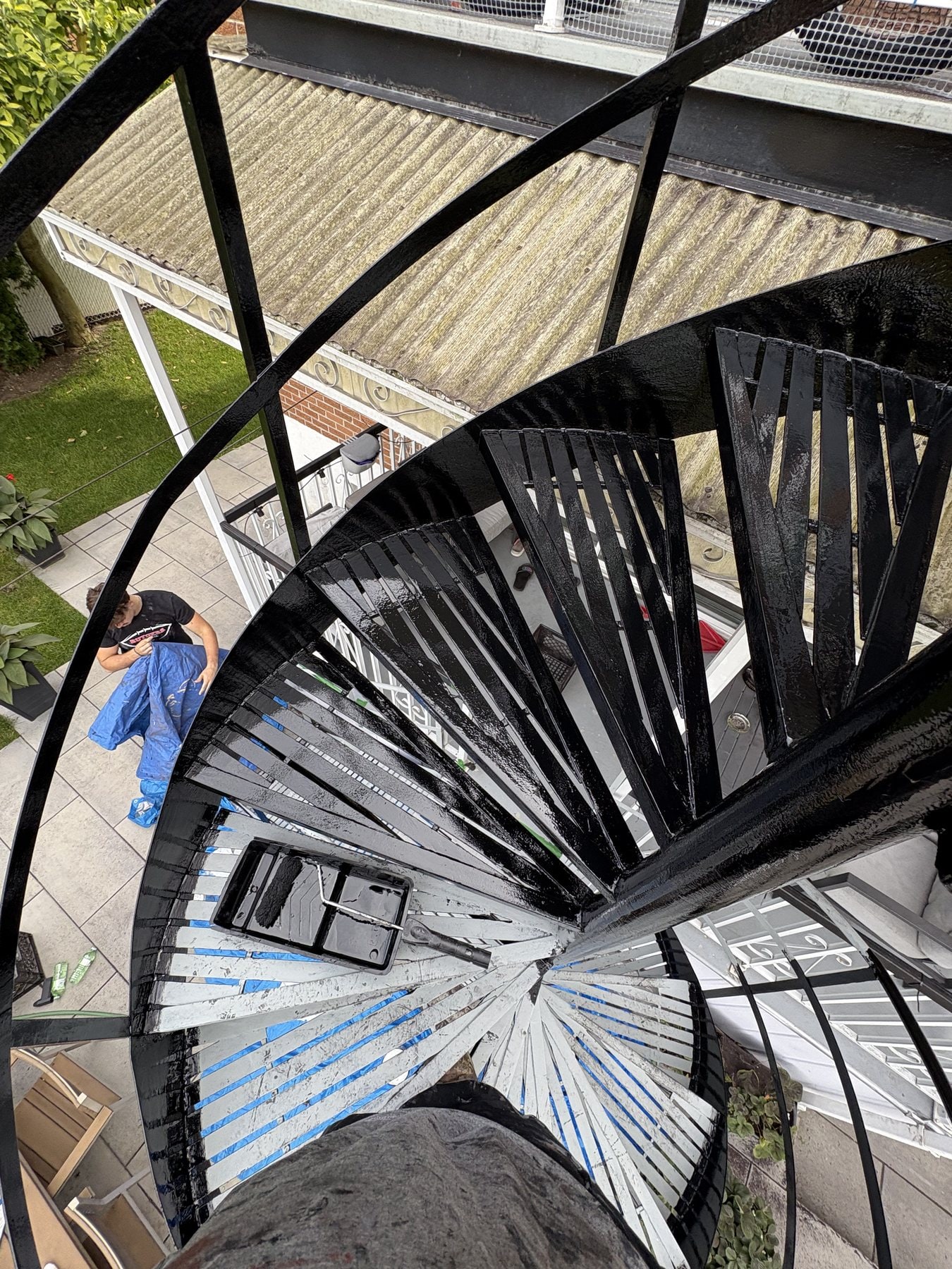 Escalier en colimaçon vu d'en haut pendant la peinture