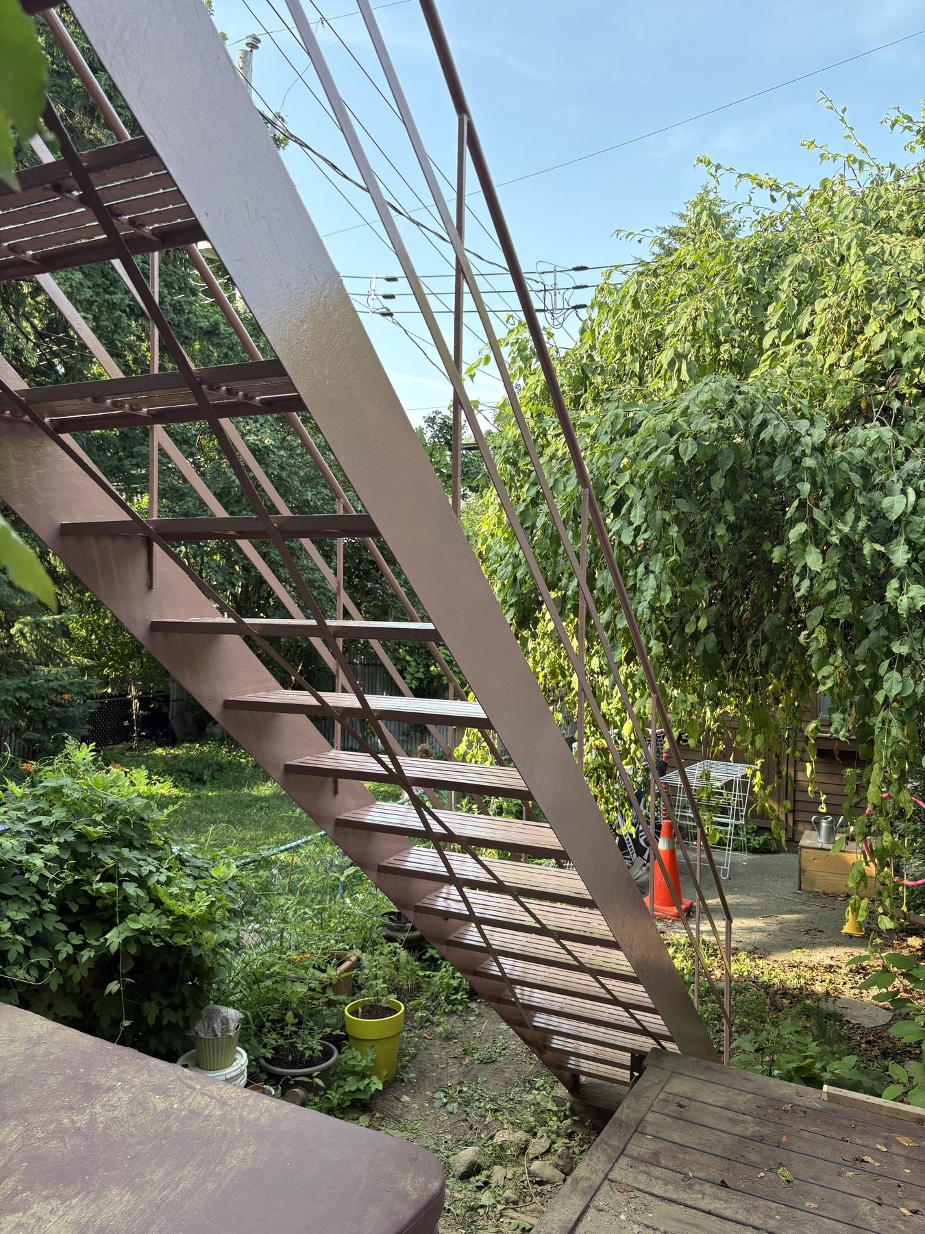 Escalier droit en fer forgé apprêté, en cours de travaux