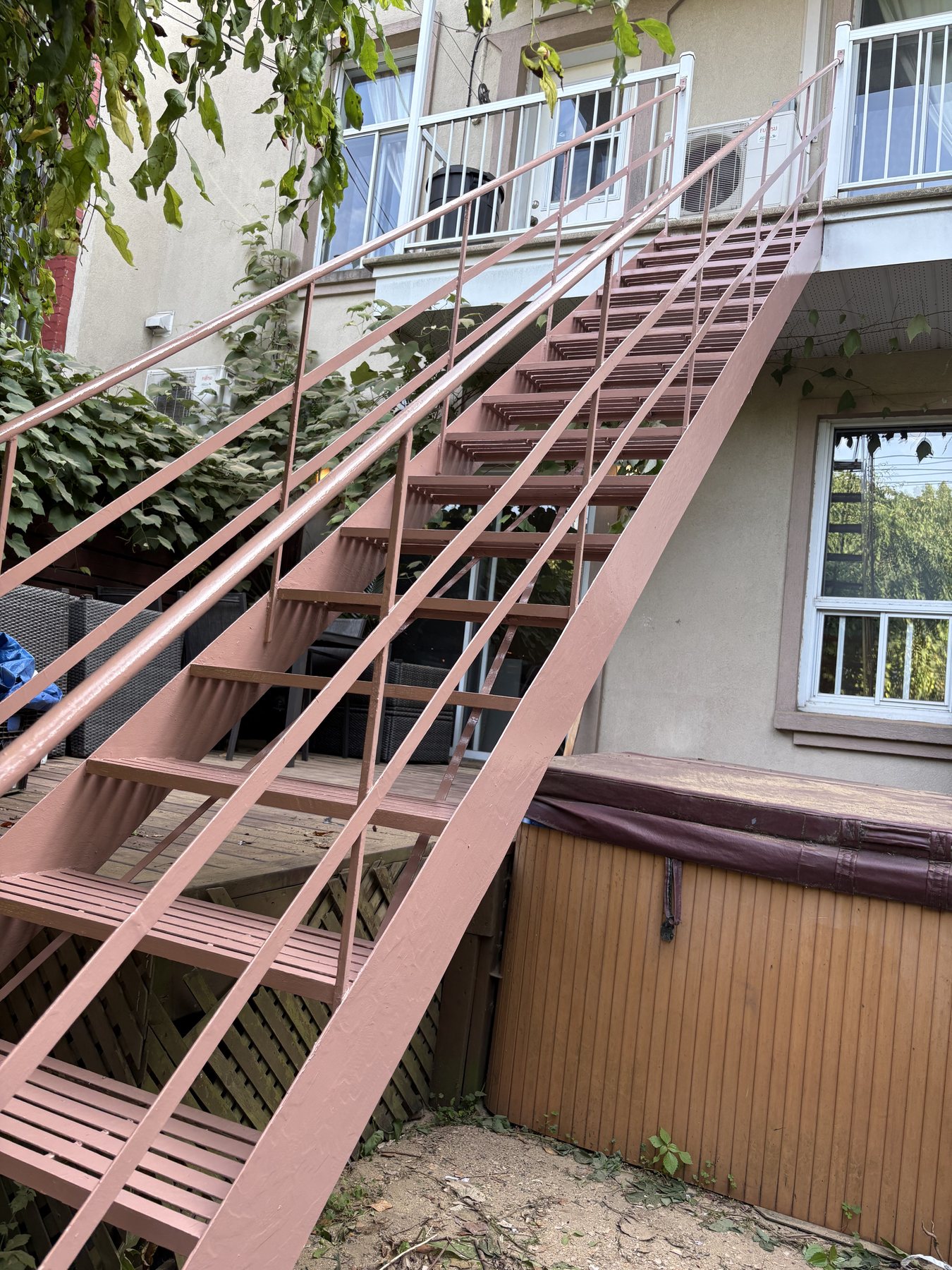 Escalier droit en fer forgé apprêté au-dessus d'une cour