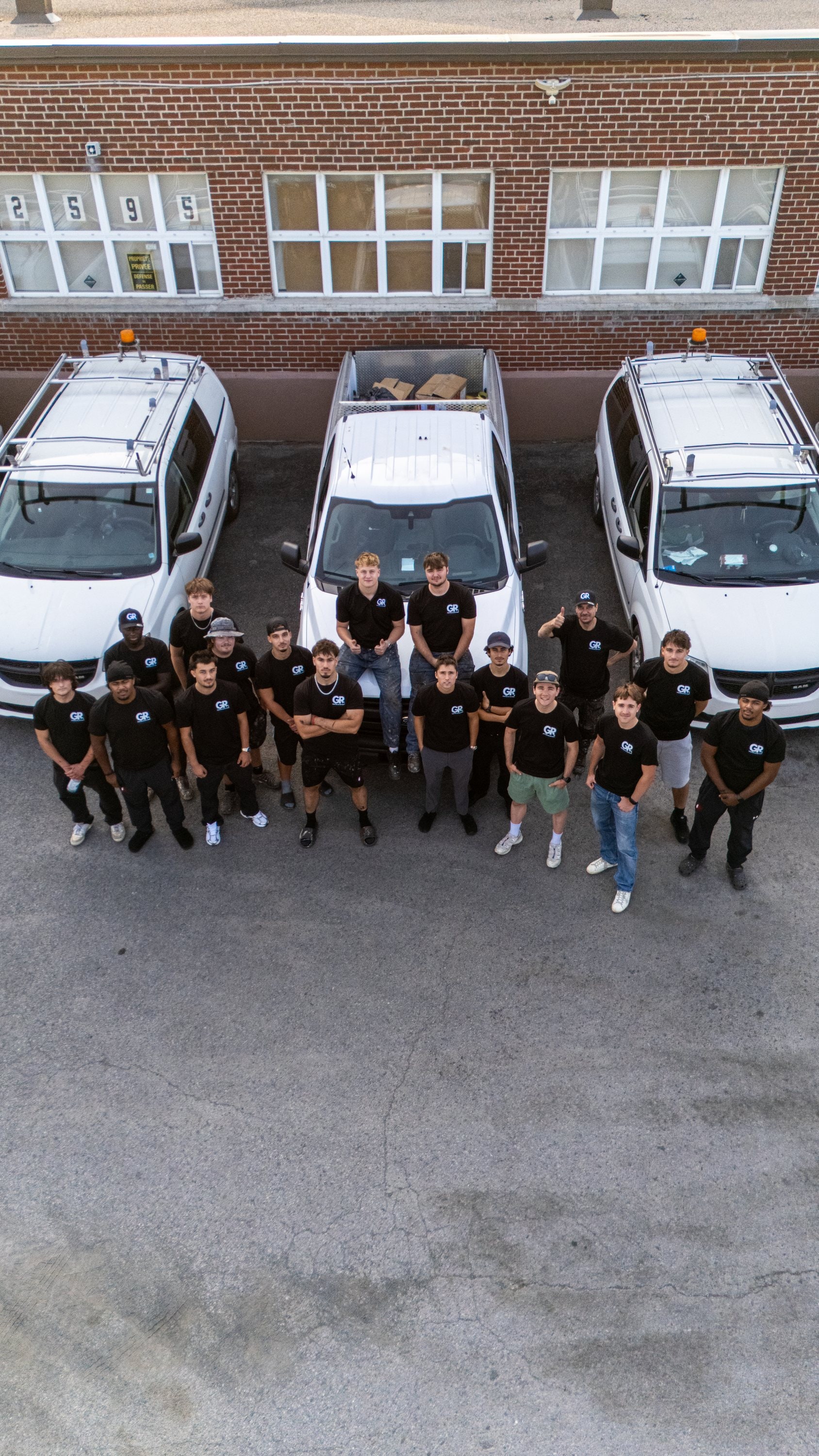 L'équipe de Peinture GR et ses camions, vus du haut, à Montréal