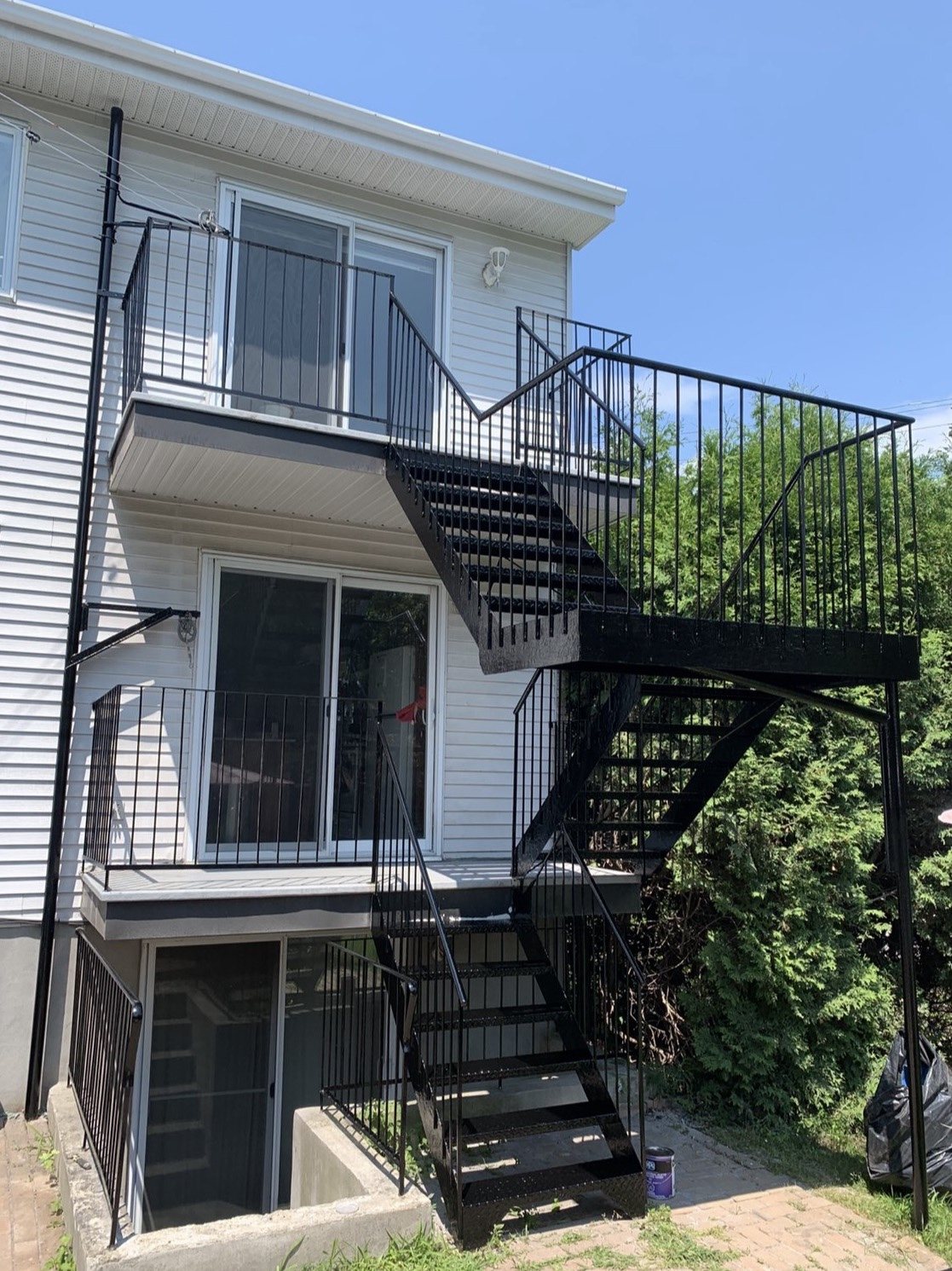 Escaliers et balcons en fer forgé noirs sur deux étages
