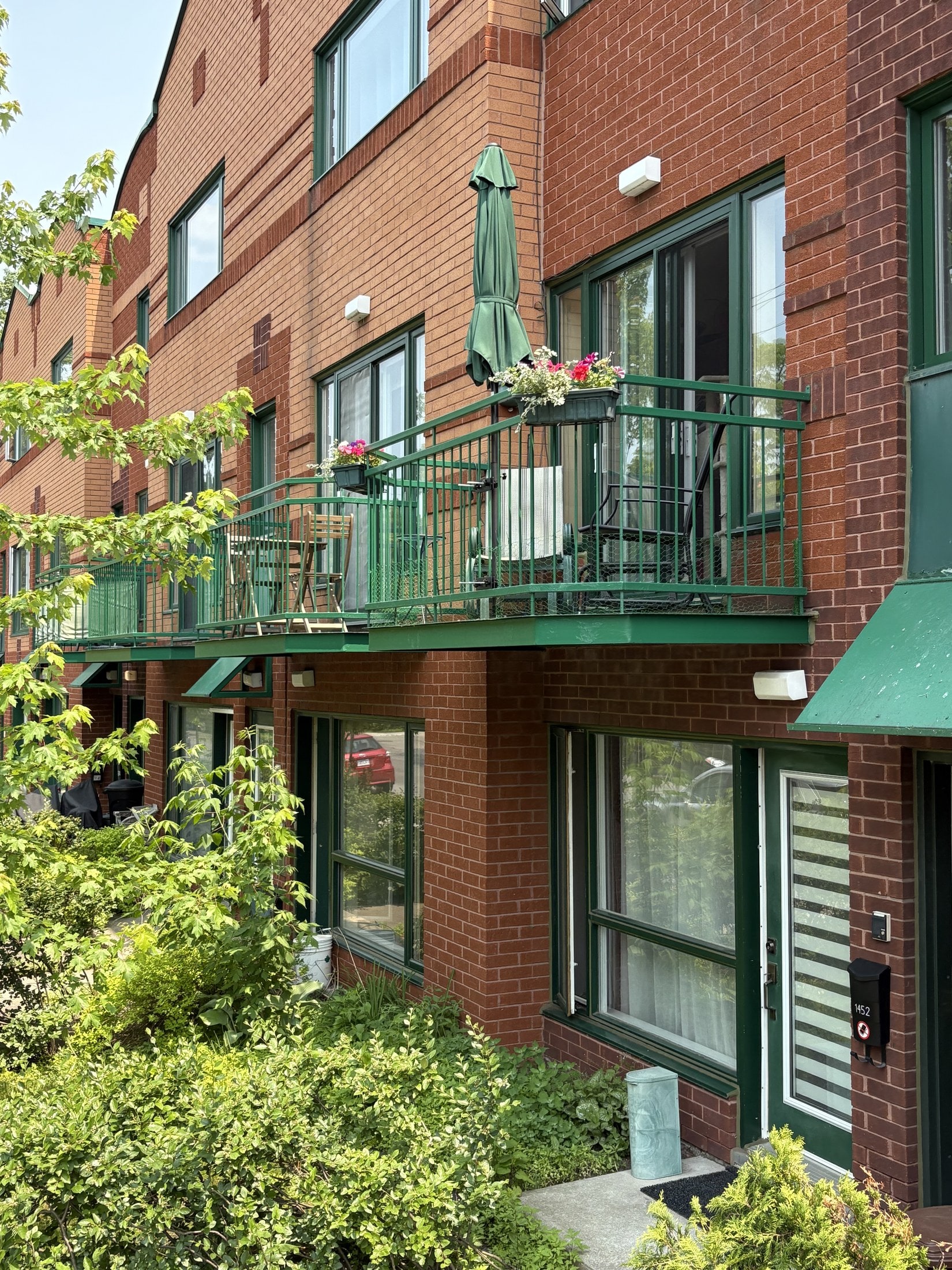 Balcons en fer forgé vert forêt sur des maisons de ville
